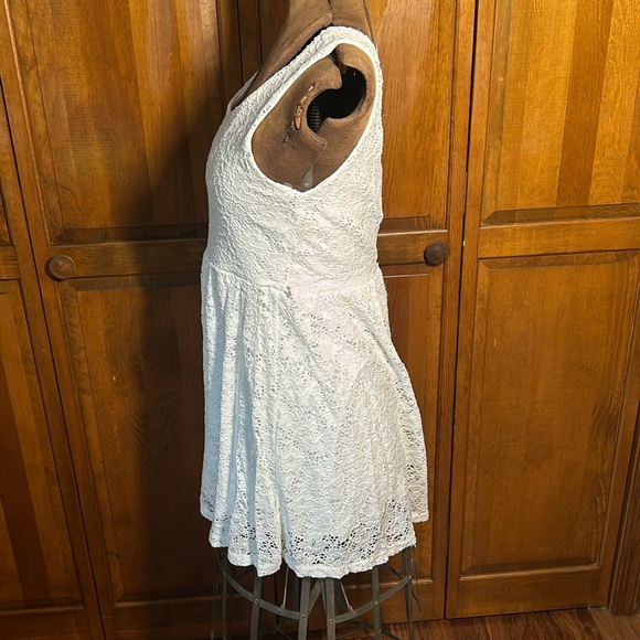 NWT White stretchy lace sleeveless low back dress - Picture 4 of 10